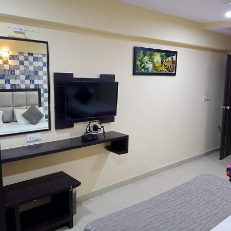 Hotel Dream Inn Ахмедабад Экстерьер фото